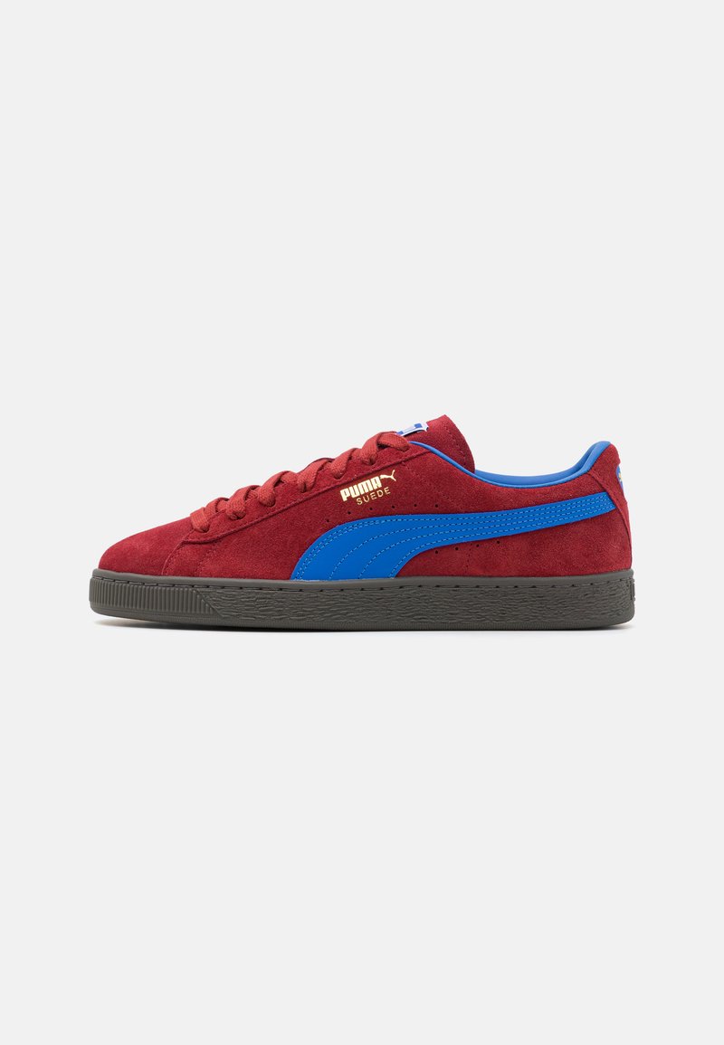 Røde semskede sneakers har en blå PUMA-stripe, sort gummisål og guldbranding. Rund tå og snøredesign giver et klassisk udseende.