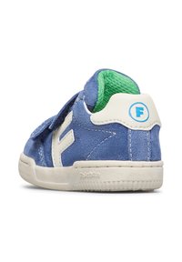 Blaue Wildledersneaker mit weißen Akzenten, Klettverschluss und grünem Innenfutter. Verfügt über eine abgerundete Zehenpartie und eine strukturierte Gummisohle.