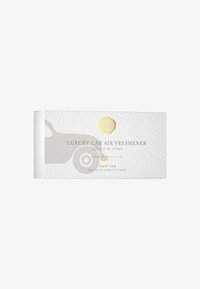 Packaging di deodorante per auto di lusso in carta bianca testurizzata, con logo e design grafico in oro raffigurante il profilo di un'auto.