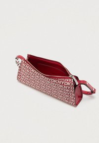 Punainen ja beige kuvioitu clutch-laukku kiiltävällä pinnalla, vetoketjulla ja rannekkeella. Sisäpuoli on yksivärisen punainen. Sisältää logon.