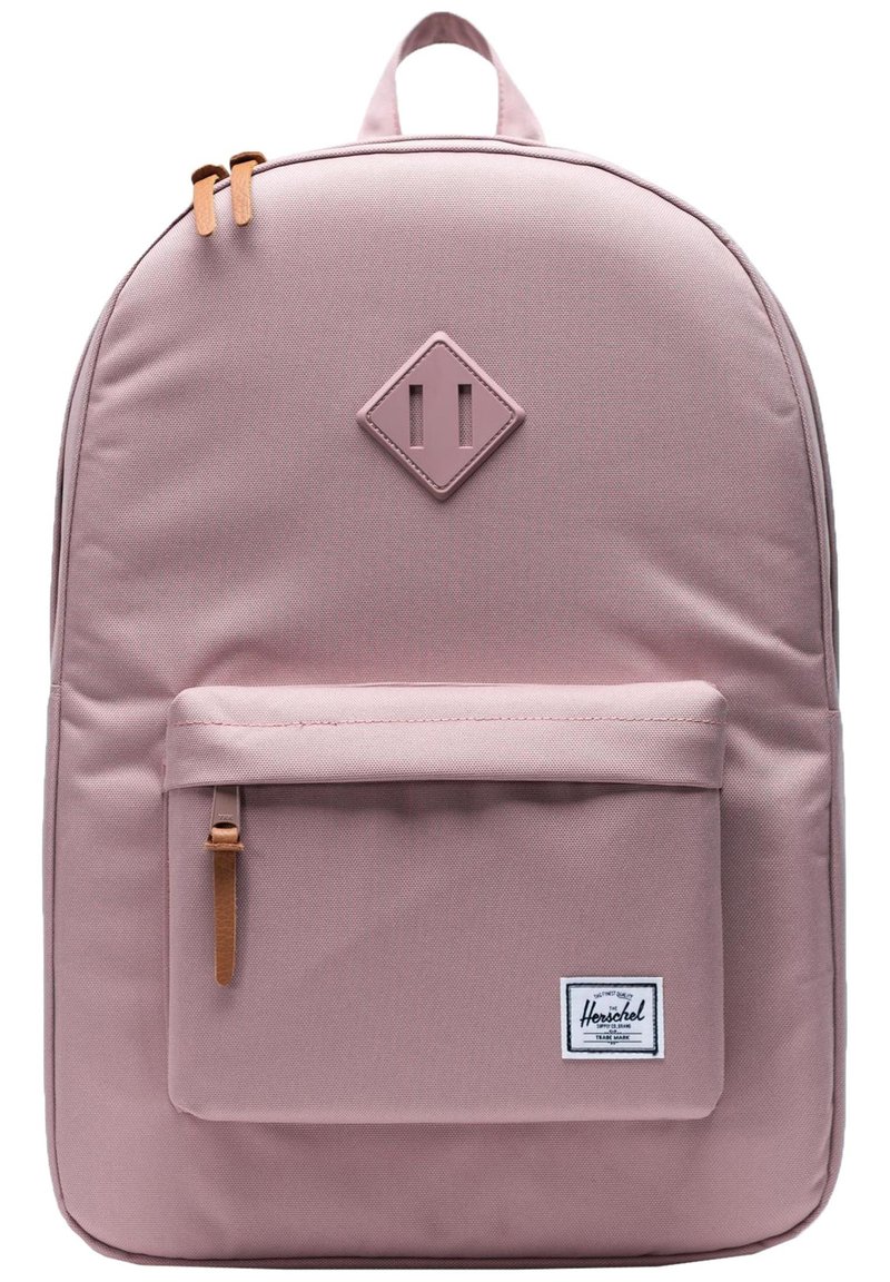 Roze stoffen rugzak met een ronde vorm, voorzien van een voorvak, bruine leren accenten en een diamantpatch aan de voorkant.
