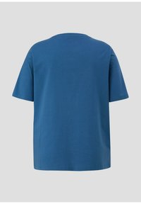 Camiseta de algodón de manga corta y cuello redondo, en un color azul sólido, con un corte relajado y una textura suave, sin patrones ni acentos.