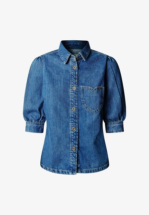 Camisa de mezclilla azul de manga corta con mangas abullonadas, botones al frente, cuello y un bolsillo en el pecho sobre un fondo blanco.