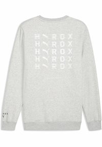 Sweatshirt gris avec une texture douce, présentant un texte blanc et des logos en motif répétitif au dos, ainsi qu'un logo sur la manche.