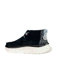 Botas de tobillo de ante en azul oscuro con un respaldo de patrón texturizado. Presentan una suela salpicada de blanco y cordones de acento azul para el cierre.