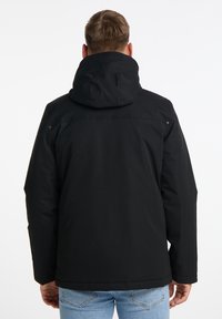 Schwarze Kapuzenjacke mit strukturiertem Äußeren, sichtbaren Nähten und Druckknöpfen. Sie hat einen geraden Schnitt und eine normale Passform für bequemen Tragekomfort.