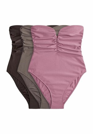 Tres bañadores de una pieza, fruncidos, sin tirantes y acanalados en rosa, topo y marrón oscuro, colocados uno al lado del otro sobre un fondo blanco.