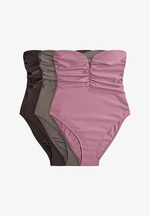 Trois maillots de bain une pièce froncés, sans bretelles, côtelés, en rose, taupe et marron foncé, disposés côte à côte sur un fond blanc.