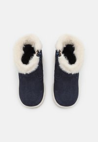 Námořnické semišové kotníkové boty s měkkým krémovým podšíváním a kožíškem, se bočními zipy a béžovou gumovou podrážkou pro lepší přilnavost.