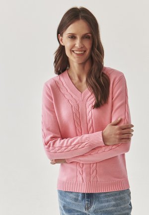 Maglione rosa con scollatura a V, caratterizzato da dettagli a treccia lungo il davanti e le maniche, con polsini e orlo a costine. Tessuto morbido, vestibilità casual.