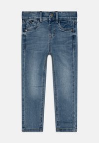 Jeans de mezclilla azul con un corte ajustado, diseño de cinco bolsillos, un ligero desvanecimiento y costuras en contraste. Cuenta con un cierre de botón y cremallera.