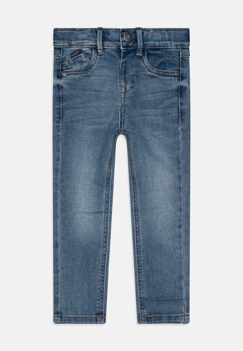 Jeans de mezclilla azul con un corte ajustado, diseño de cinco bolsillos, un ligero desvanecimiento y costuras en contraste. Cuenta con un cierre de botón y cremallera.