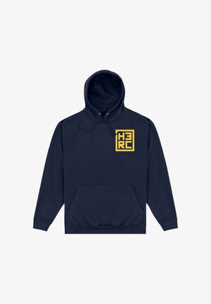 Tmavě modrá mikina s kapucí, přední kapsou a žlutým čtvercovým logem s stylizovanými blokovými písmeny "HERC" na hrudi.