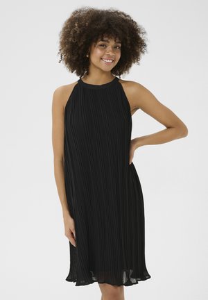 Schwarzes, plissiertes Kleid mit hohem Kragen, ärmellosem Design und weicher Textur. Der Saum endet knapp über dem Knie.