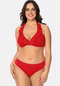 Rød bikini sæt med rynket halterneck-top, tekstureret stof og matchende højtaljede bottom, der giver fuld dækning.