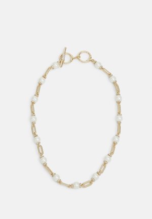 Collana a catena d'oro con perle bianche alternate a maglie d'oro lavorate, chiusa da una chiusura a barra rotonda.