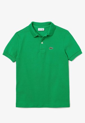 Polo vert Lacoste en coton texturé, avec un col classique, trois boutons, et le logo crocodile de Lacoste brodé sur la poitrine.