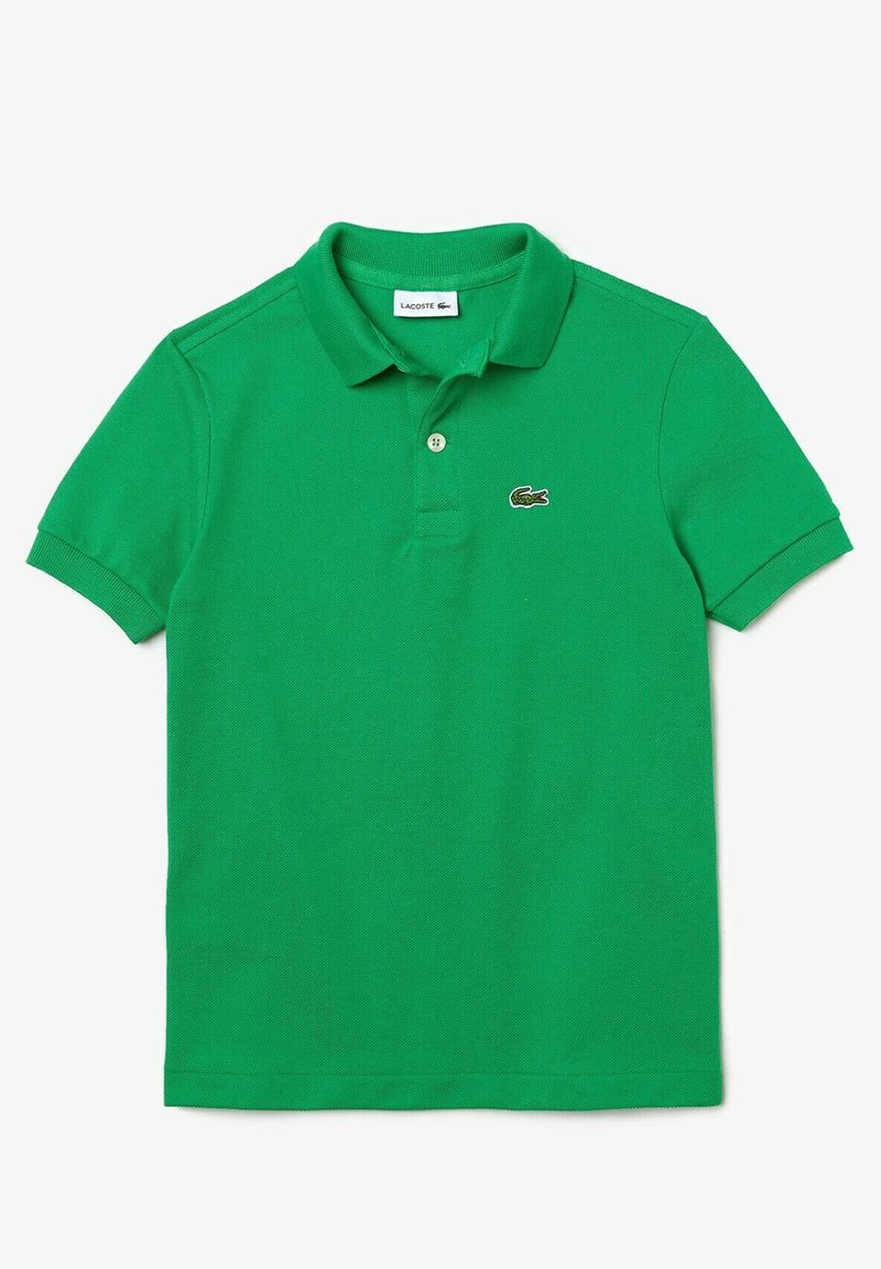 Polo vert Lacoste en coton texturé, avec un col classique, trois boutons, et le logo crocodile de Lacoste brodé sur la poitrine.