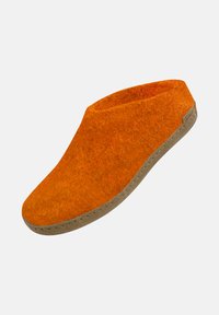 Orange filttoffel med slät yta, rund tå och sula av naturligt gummi. Har en subtil söm längs kanten.