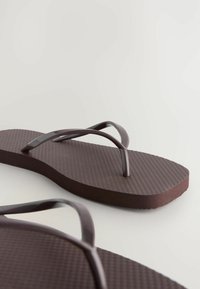 Next SQUARE TOE  - Basseinijalatsid - chocolate brown