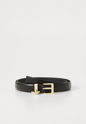 Zwarte leren riem met een gouden metalen gesp met een decoratieve accent. Gladde textuur met een klassiek ontwerp en verstelbare lengte.