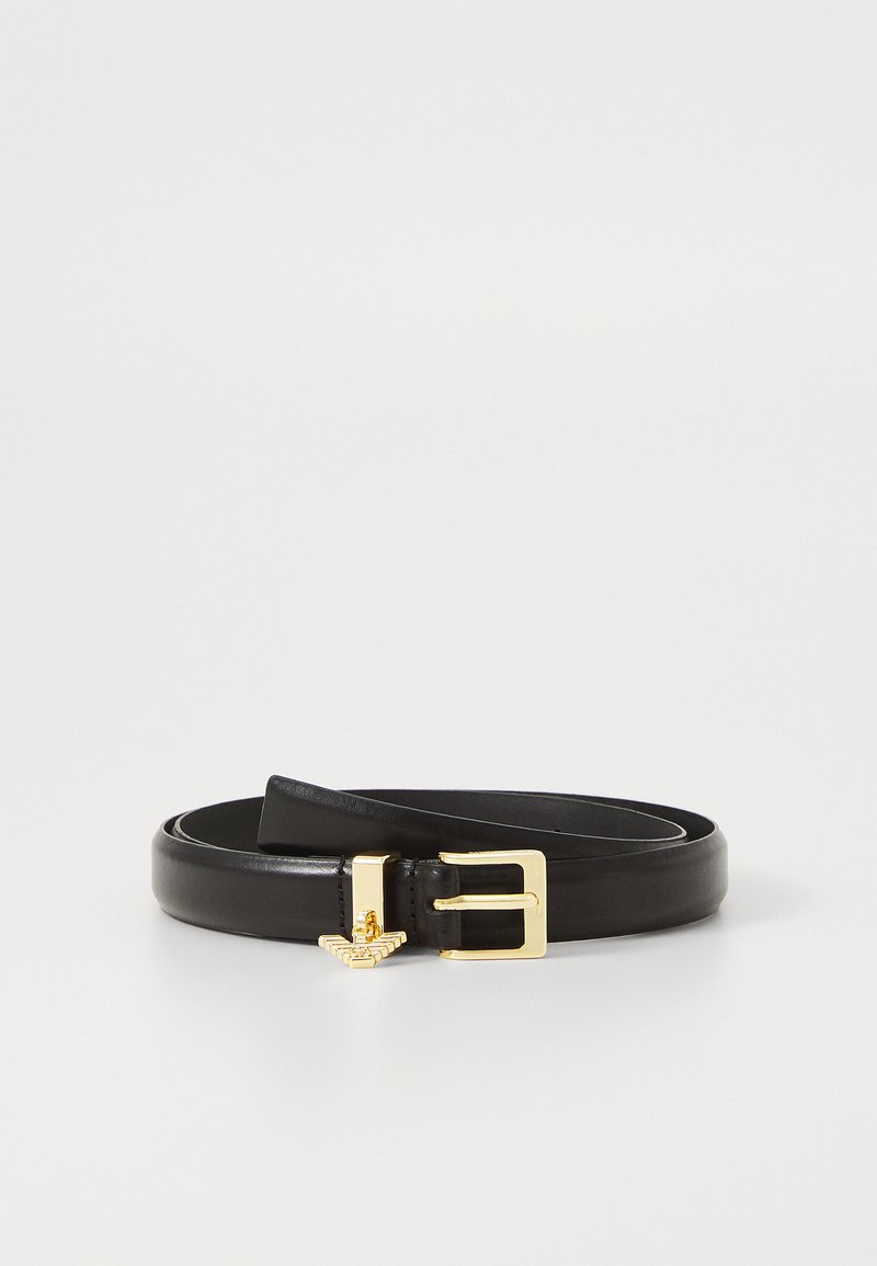 Μαύρη δερμάτινη ζώνη με χρυσή μεταλλική πόρπη που διαθέτει διακοσμητικό στοιχείο. Λείος υφασμάτινος χαρακτήρας με κλασικό σχέδιο και ρυθμιζόμενο μήκος.