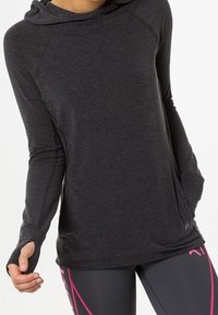 Grauer Kapuzenpullover mit langen Ärmeln, der eine lässige Passform und Seitentaschen bietet. Der Stoff wirkt weich mit einer glatten Textur.