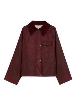 Donkerrode jas met brede kraag, voorste drukknopen, twee lagere zakken en één borstzak met klep en metalen ringdetail.