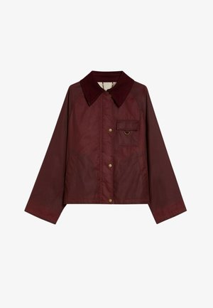 Donkerrode jas met brede kraag, voorste drukknopen, twee lagere zakken en één borstzak met klep en metalen ringdetail.