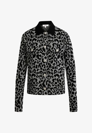 Kurtka w panterkę w odcieniach szaro-czarnych, z czarnym kołnierzem, dwoma kieszeniami na piersi i srebrnymi guzikami. Teksturowany materiał, długie rękawy.