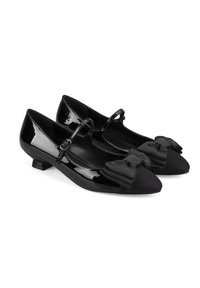 Zwarte gepatineerde leren ballerina's met een ronde neus, voorzien van een satijnen strikdetail en een verstelbare band. Lage blokhak.