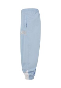 Gaiši zili treniņu bikses no mīksta materiāla ar elastīgu jostu, ar sānu kabatām un baltām akcentiem pie aprocēm. Izšūts logotipa elements.