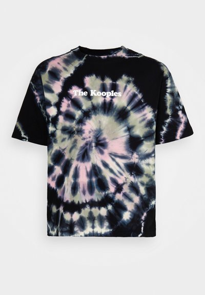 Svart tie-dye t-skjorte med virvlingmønstre i lilla, grønn og hvit. "The Kooples"-logoen trykt i hvitt på midten foran.