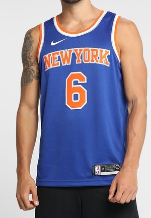 Maillot de basket-ball bleu en tissu en maille, affichant "NEW YORK" en texte orange, le numéro "6" en orange et blanc, avec des étiquettes Nike et NBA.