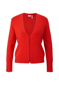 Gilet rouge avec un décolleté en V profond, des manches longues et des poignets côtelés. Matière en tricot douce et fermeture à un bouton au centre devant.