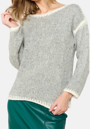Pull en tricot gris avec des accents crème, décolleté arrondi, manches longues et finition texturée. L'ourlet est légèrement plus long à l'arrière.