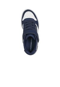 Sneaker blu navy con accenti bianchi, caratterizzato da una tomaia testurizzata, punta perforata, colletto imbottito e design con lacci. Suola in bianco a contrasto.