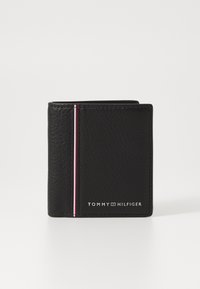 Must mustabehnikk rahakott, millel on tekstureeritud viimistlus, vertikaalne punane, valge ja sinine riba ning reljeefne "TOMMY HILFIGER" logo.