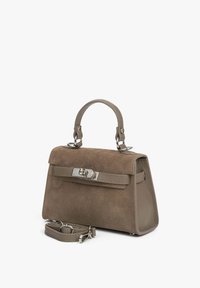 Brązowa zamszowa torebka o wyraźnej, strukturalnej formie, z metalowymi okuciami i odpinanym paskiem na ramię. Posiada zapięcie na klamrę oraz dwa uchwyty.