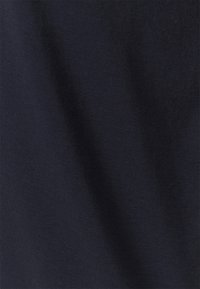 Mörk marinblått tyg med subtila veck och mjuk känsla, som visar fina vävdetaljer.