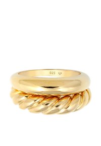 Bague en ton or avec un anneau lisse et arrondi, ornée d'un motif de corde torsadée en bas. Marquée "925" pour indiquer la teneur en argent sterling.