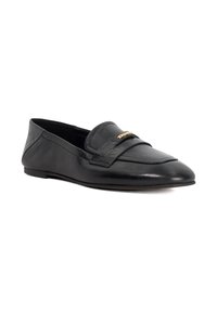 Zwarte leren loafers met een spitse neus, voorzien van een gevouwen detail en een gouden accent op de bovenkant. Glad textuur en platte zool.