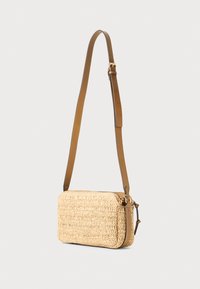 Borsa a tracolla intrecciata beige di forma rettangolare, con una tracolla in pelle color nocciola e dettagli in metallo dorato. Superficie testurizzata con motivi uniformi.