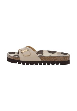 Beige Keilsandale mit verstellbarem Schnallenriemen, Korkfußbett, schwarzer Laufsohle und Kuhmuster auf dem Fußbett.