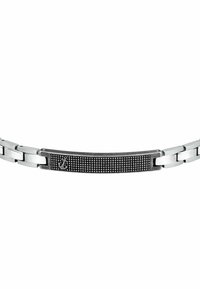 Bracciale in argento con un link centrale in metallo nero texturizzato, emblema dell'ancora e accenti metallici; design elegante con un mix di finiture.