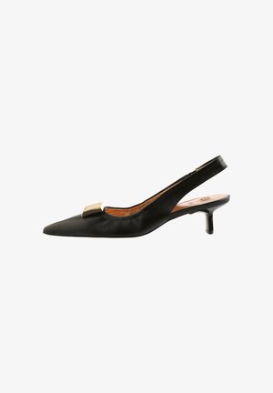 Zwarte leren slingback kittenheel met puntige neus en goudkleurige rechthoekige gesp op het bovendeel.