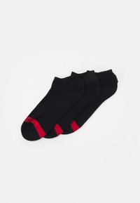 Schwarze Knöchel-Socken, drei Paar, mit roten Akzenten an der Spitze. Hergestellt aus glattem, dehnbarem Material für eine enge Passform.