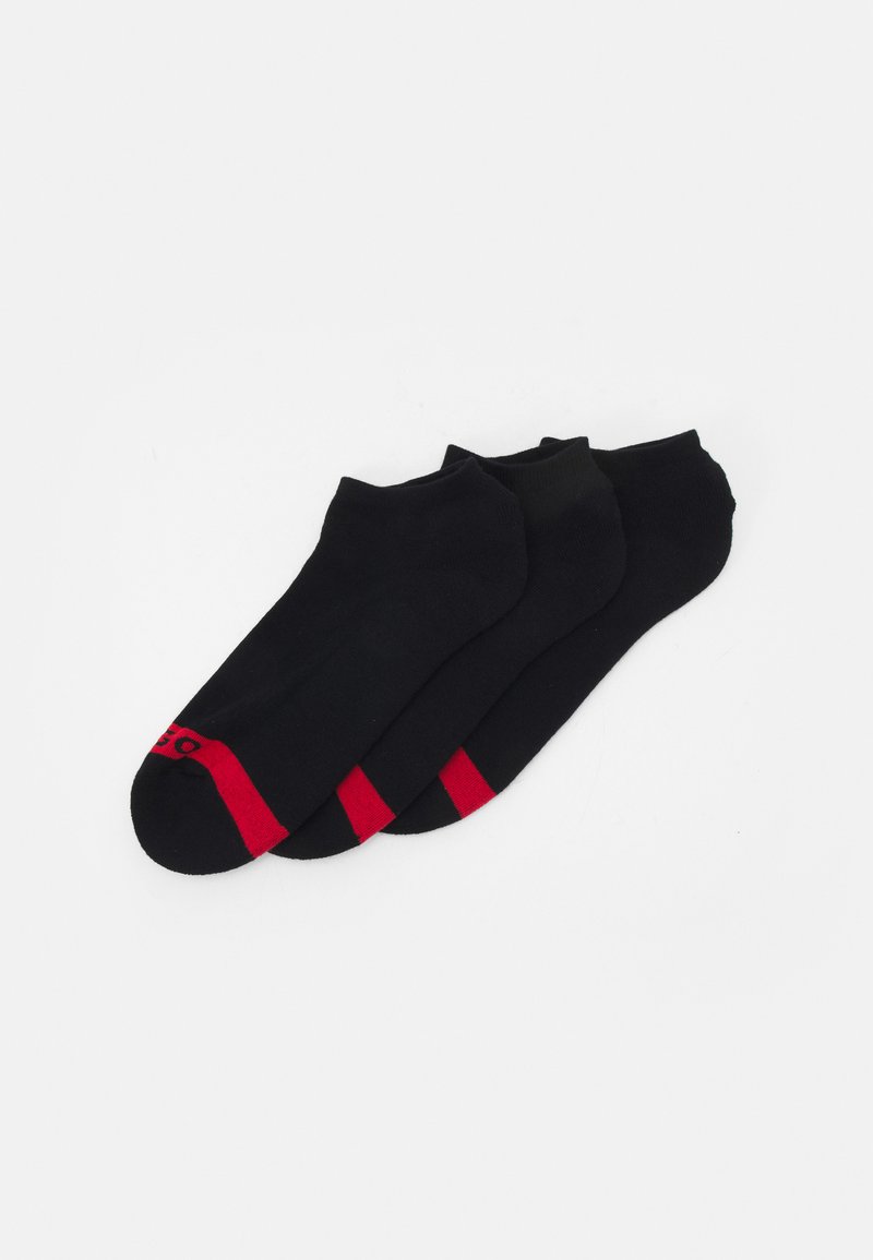 Schwarze Knöchel-Socken, drei Paar, mit roten Akzenten an der Spitze. Hergestellt aus glattem, dehnbarem Material für eine enge Passform.