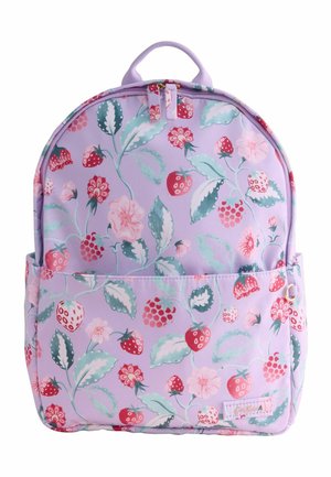 Rucsac liliac cu buzunar frontal, decorat cu căpșuni roșii, flori roz și frunze verzi într-un model repetitiv.