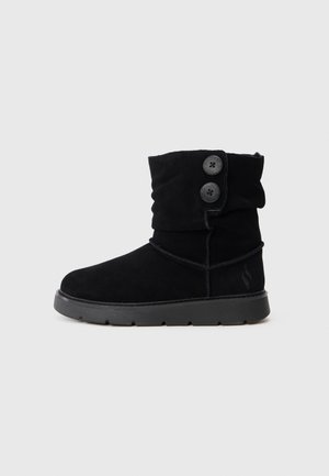 Schwarze Wildleder-Stiefeletten mit einer lässigen Form, zwei dekorativen schwarzen Knöpfen und einer Gummisohle mit strukturiertem Finish.